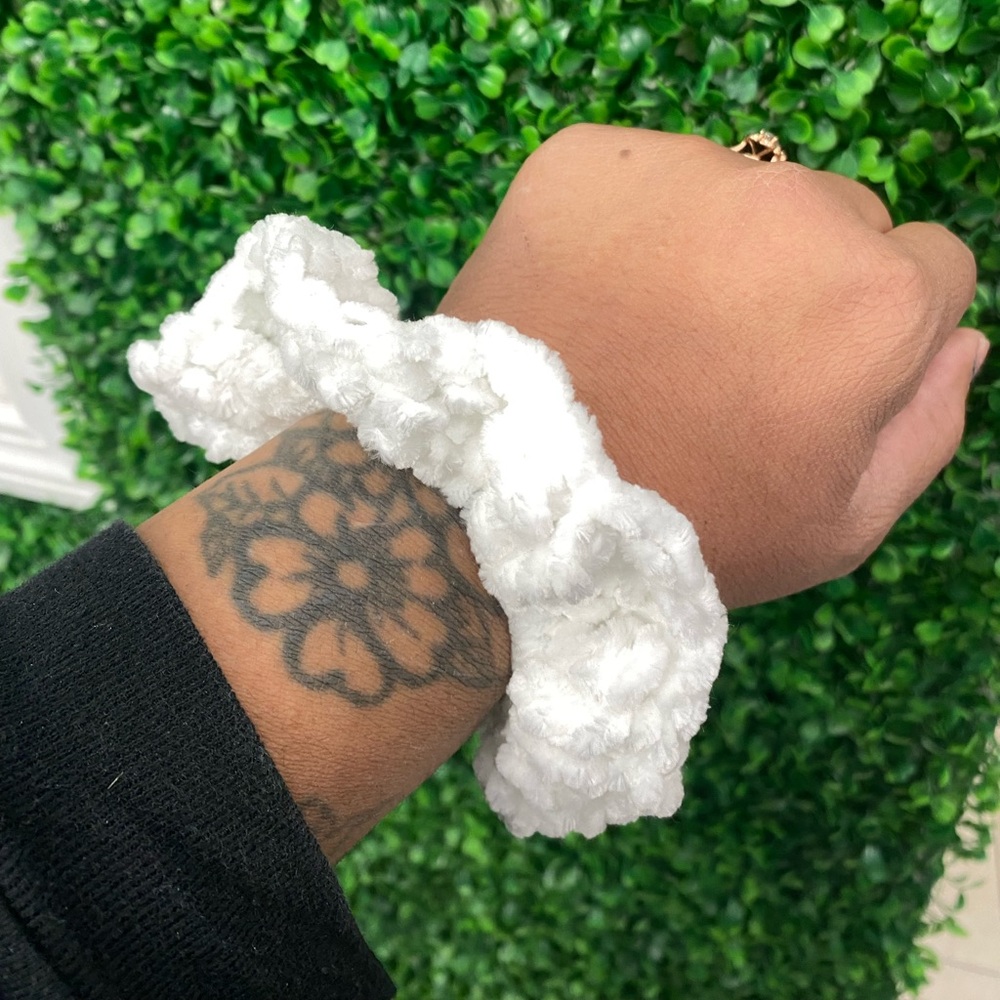 Snowflake Luxe Scrunchie ❄️🤍
